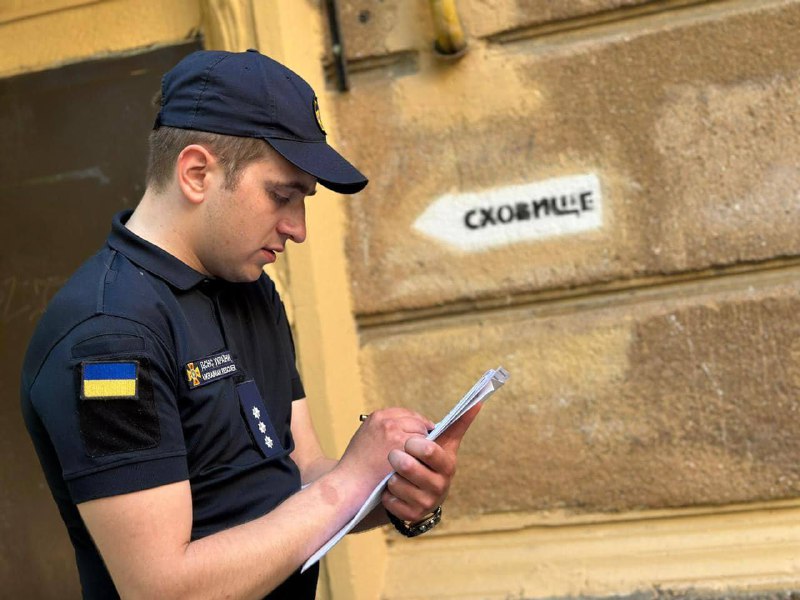 В Україні обстежено близько 63 тисячі укриттів. Зачиненими виявилися 9,3 %, непридатними до використання — 23,6 % від перевірених. В Україні обстежено близько 63 тисячі укриттів. Зачиненими виявилися 9,3 %, непридатними до використання — 23,6 % від перевірених.