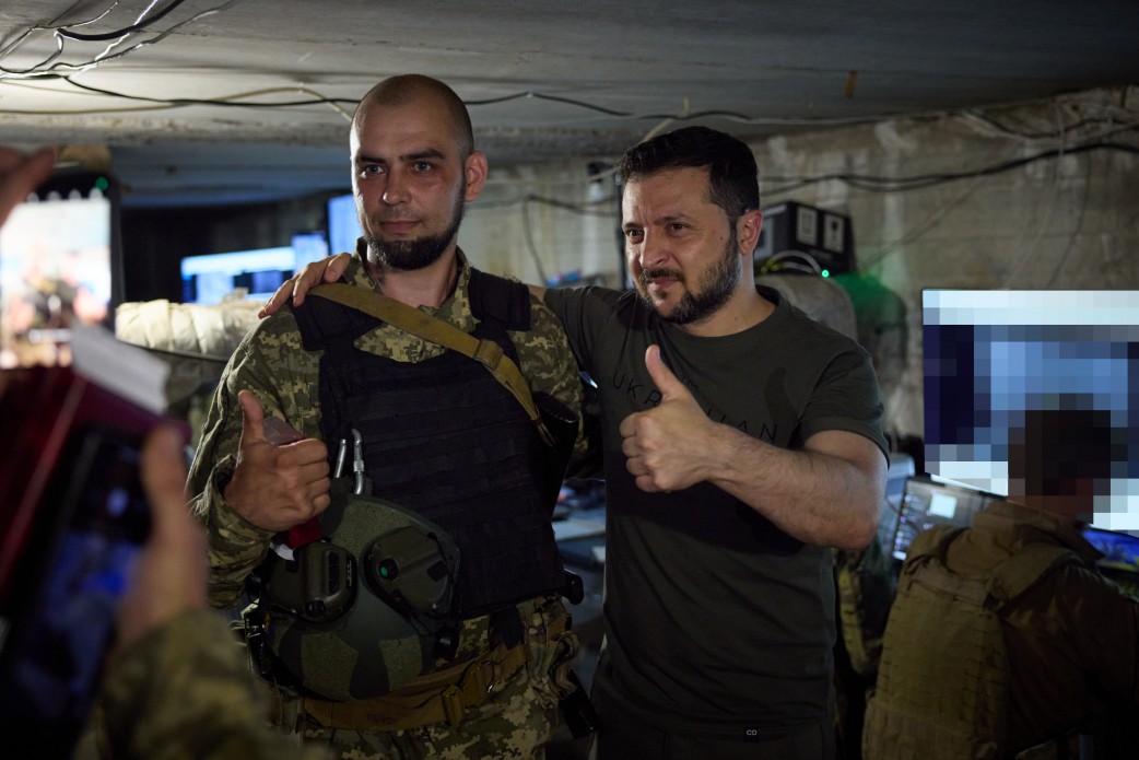 Глава держави відвідав передові позиції українських військ на Запоріжжі Глава держави відвідав передові позиції українських військ на Запоріжжі