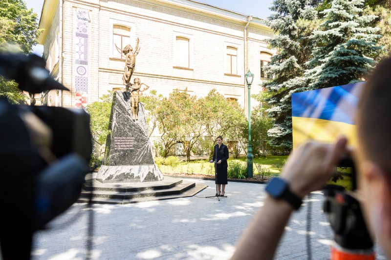 Олена Зеленська відкрила у Харкові пам'ятник дітям, які загинули в результаті збройної агресії РФ Олена Зеленська відкрила у Харкові пам'ятник дітям, які загинули в результаті збройної агресії РФ