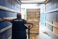 Патріарша фундація «Мудра справа» і БФ «Карітас-Коломия» відправили гігієнічні та продуктові набори на Херсонщину Патріарша фундація «Мудра справа» і БФ «Карітас-Коломия» відправили гігієнічні та продуктові набори на Херсонщину