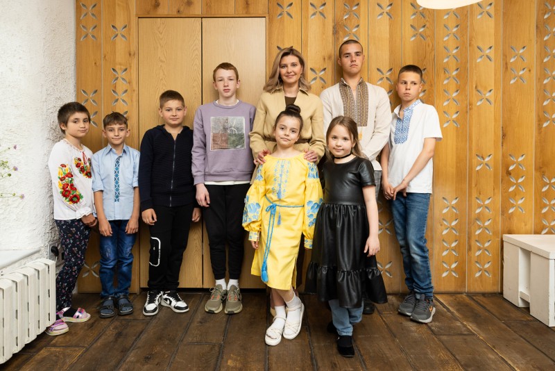 Перша леді зустрілася з дітьми, які проявили особистий героїзм під час війни Перша леді зустрілася з дітьми, які проявили особистий героїзм під час війни