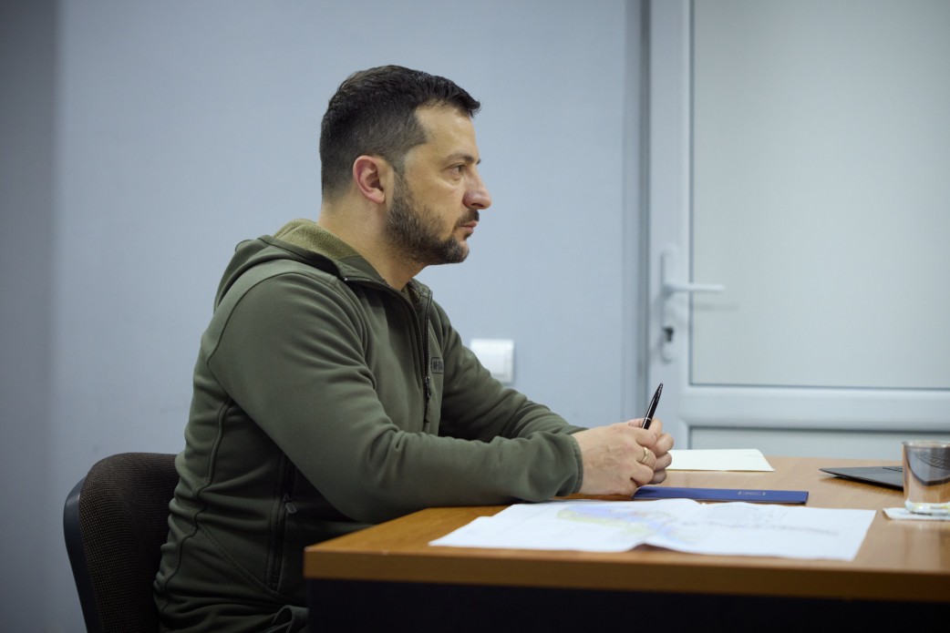 Президент у Херсоні відвідав пункт евакуації постраждалих унаслідок руйнування конструкцій Каховської ГЕС Президент у Херсоні відвідав пункт евакуації постраждалих унаслідок руйнування конструкцій Каховської ГЕС