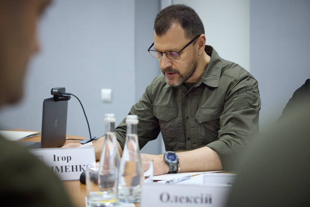 Президент у Херсоні відвідав пункт евакуації постраждалих унаслідок руйнування конструкцій Каховської ГЕС Президент у Херсоні відвідав пункт евакуації постраждалих унаслідок руйнування конструкцій Каховської ГЕС