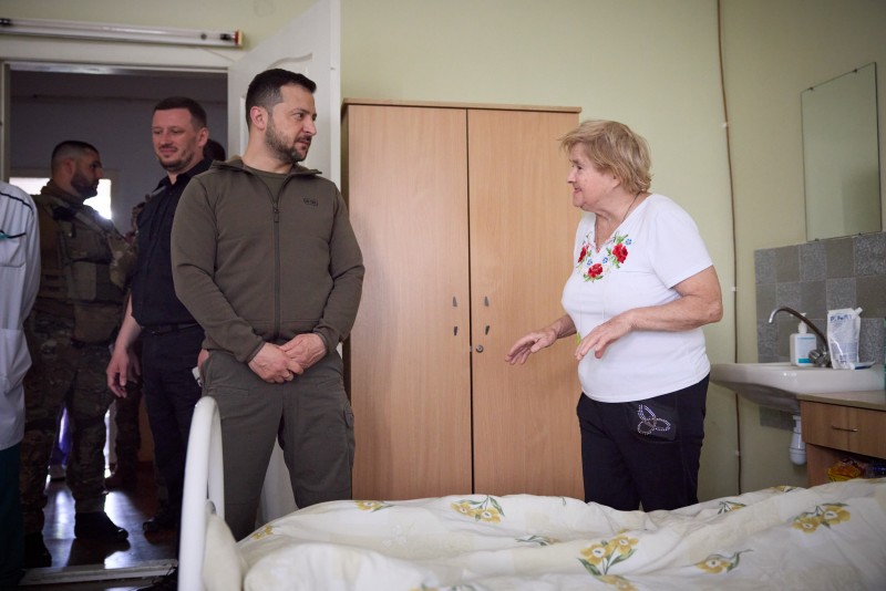 Президент у Херсоні відвідав пункт евакуації постраждалих унаслідок руйнування конструкцій Каховської ГЕС Президент у Херсоні відвідав пункт евакуації постраждалих унаслідок руйнування конструкцій Каховської ГЕС