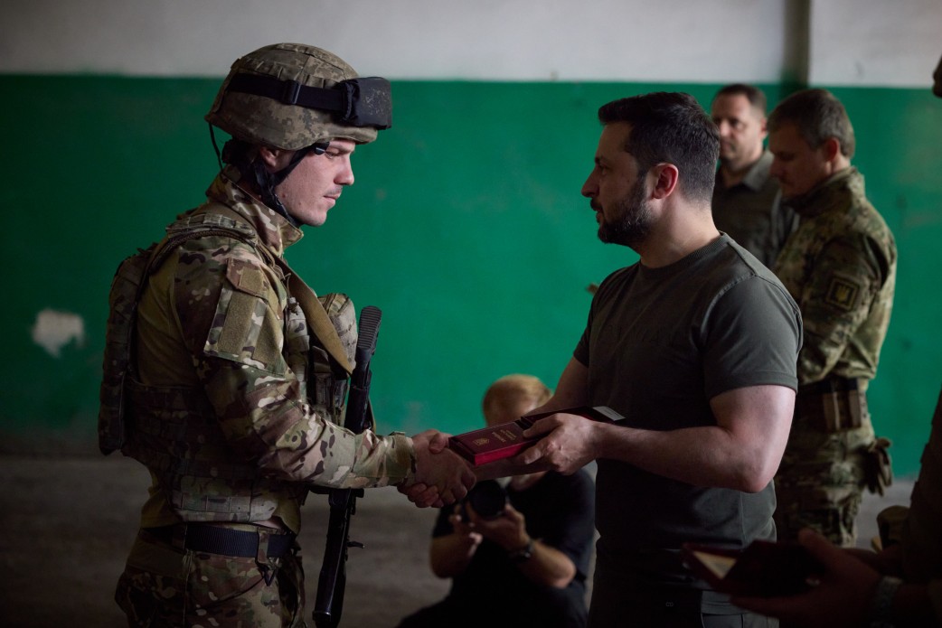 Президент відвідав передові позиції на Бердянському напрямку й нагородив українських воїнів Президент відвідав передові позиції на Бердянському напрямку й нагородив українських воїнів