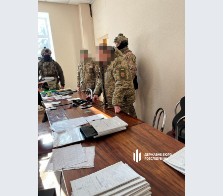 Схеми у воєнкоматах: ДБР викрило злочинну групу, що сприяла ухилянтам у Вінницькому центрі комплектування Схеми у воєнкоматах: ДБР викрило злочинну групу, що сприяла ухилянтам у Вінницькому центрі комплектування