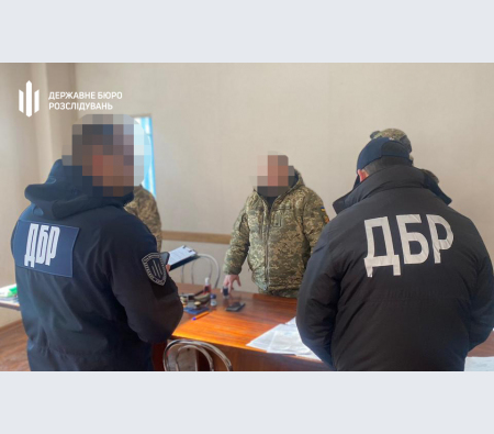 Схеми у воєнкоматах: ДБР викрило злочинну групу, що сприяла ухилянтам у Вінницькому центрі комплектування Схеми у воєнкоматах: ДБР викрило злочинну групу, що сприяла ухилянтам у Вінницькому центрі комплектування