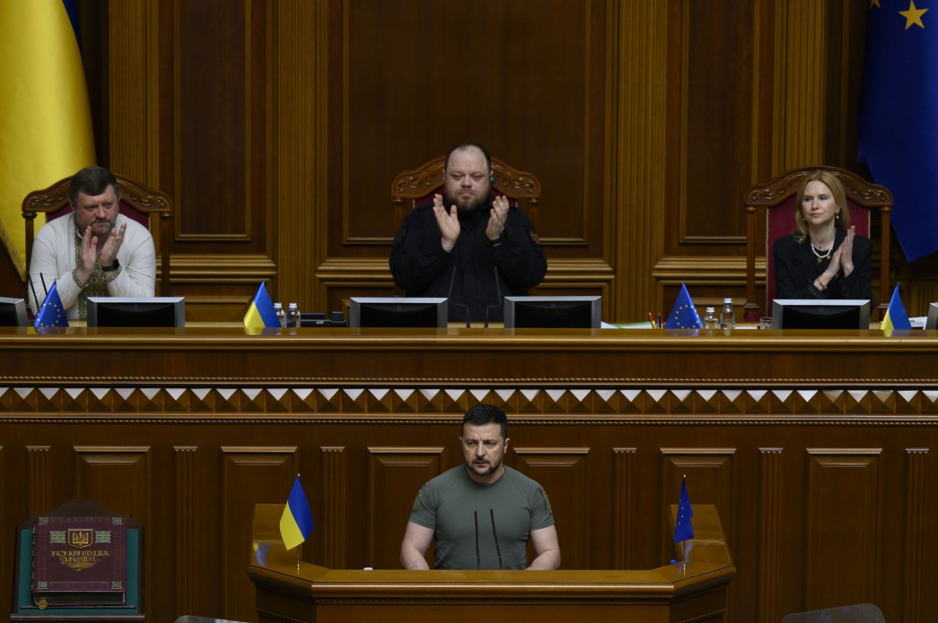 У 27-му річницю Конституції України Президент запропонував до обговорення орієнтири майбутньої Української доктрини та вручив державні нагороди У 27-му річницю Конституції України Президент запропонував до обговорення орієнтири майбутньої Української доктрини та вручив державні нагороди