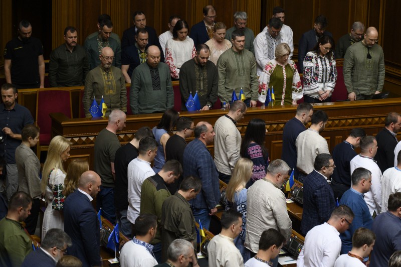 У 27-му річницю Конституції України Президент запропонував до обговорення орієнтири майбутньої Української доктрини та вручив державні нагороди У 27-му річницю Конституції України Президент запропонував до обговорення орієнтири майбутньої Української доктрини та вручив державні нагороди