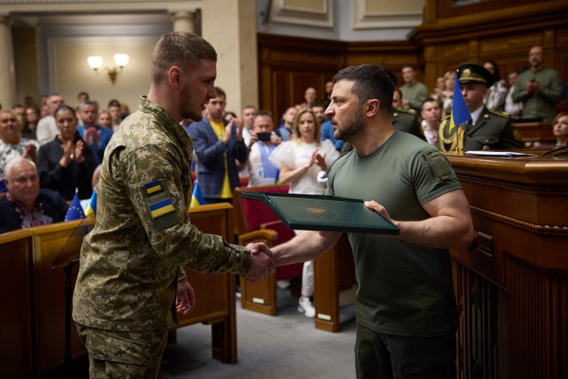 У 27-му річницю Конституції України Президент запропонував до обговорення орієнтири майбутньої Української доктрини та вручив державні нагороди У 27-му річницю Конституції України Президент запропонував до обговорення орієнтири майбутньої Української доктрини та вручив державні нагороди