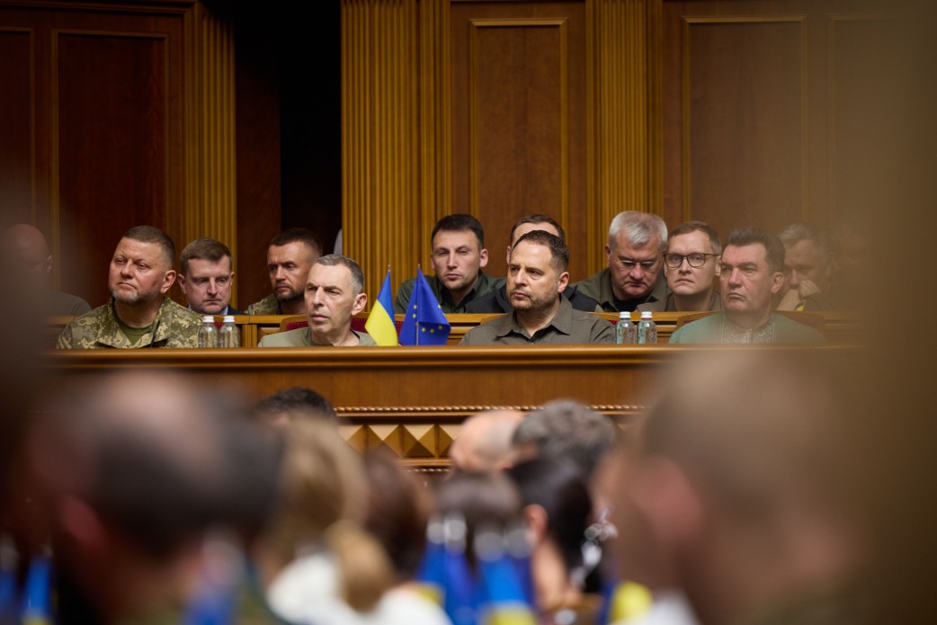 У 27-му річницю Конституції України Президент запропонував до обговорення орієнтири майбутньої Української доктрини та вручив державні нагороди У 27-му річницю Конституції України Президент запропонував до обговорення орієнтири майбутньої Української доктрини та вручив державні нагороди