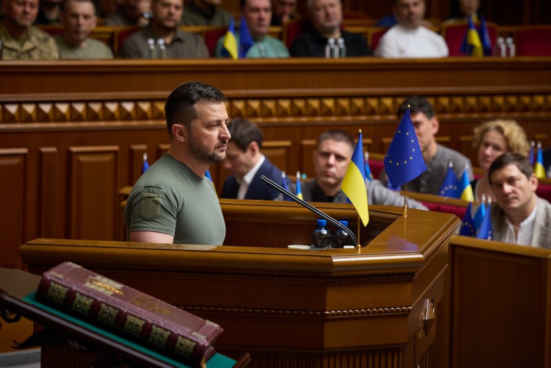 У 27-му річницю Конституції України Президент запропонував до обговорення орієнтири майбутньої Української доктрини та вручив державні нагороди У 27-му річницю Конституції України Президент запропонував до обговорення орієнтири майбутньої Української доктрини та вручив державні нагороди