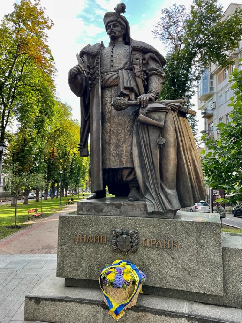 У День Конституції України Володимир Зеленський вшанував пам'ять гетьмана Пилипа Орлика У День Конституції України Володимир Зеленський вшанував пам'ять гетьмана Пилипа Орлика