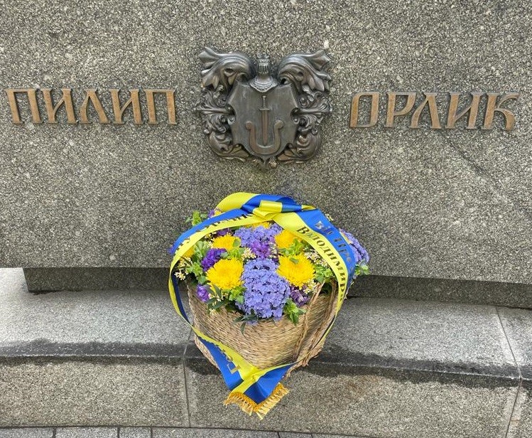 У День Конституції України Володимир Зеленський вшанував пам'ять гетьмана Пилипа Орлика У День Конституції України Володимир Зеленський вшанував пам'ять гетьмана Пилипа Орлика