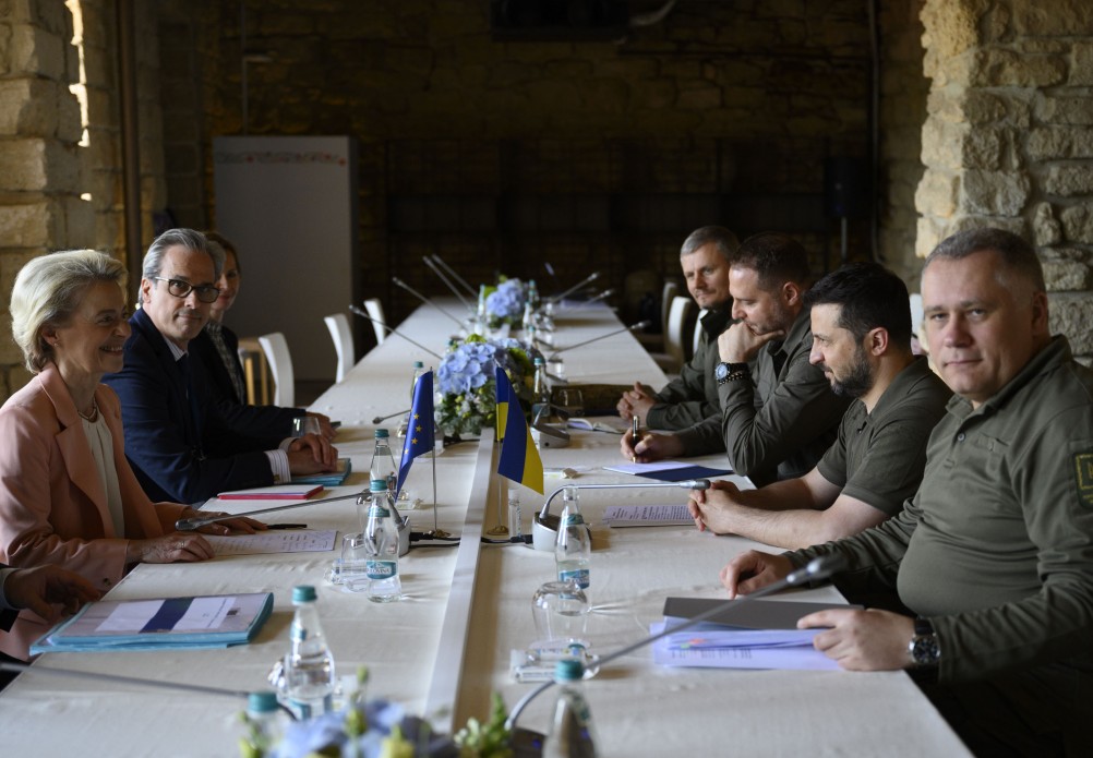 У межах участі в саміті Європейської політичної спільноти Президент України зустрівся з Президентом Єврокомісії У межах участі в саміті Європейської політичної спільноти Президент України зустрівся з Президентом Єврокомісії