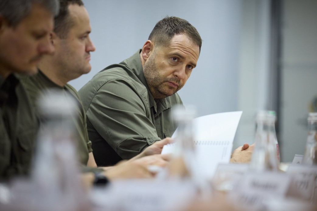 У Херсоні Президент провів нараду щодо ліквідації наслідків підриву греблі Каховської ГЕС У Херсоні Президент провів нараду щодо ліквідації наслідків підриву греблі Каховської ГЕС