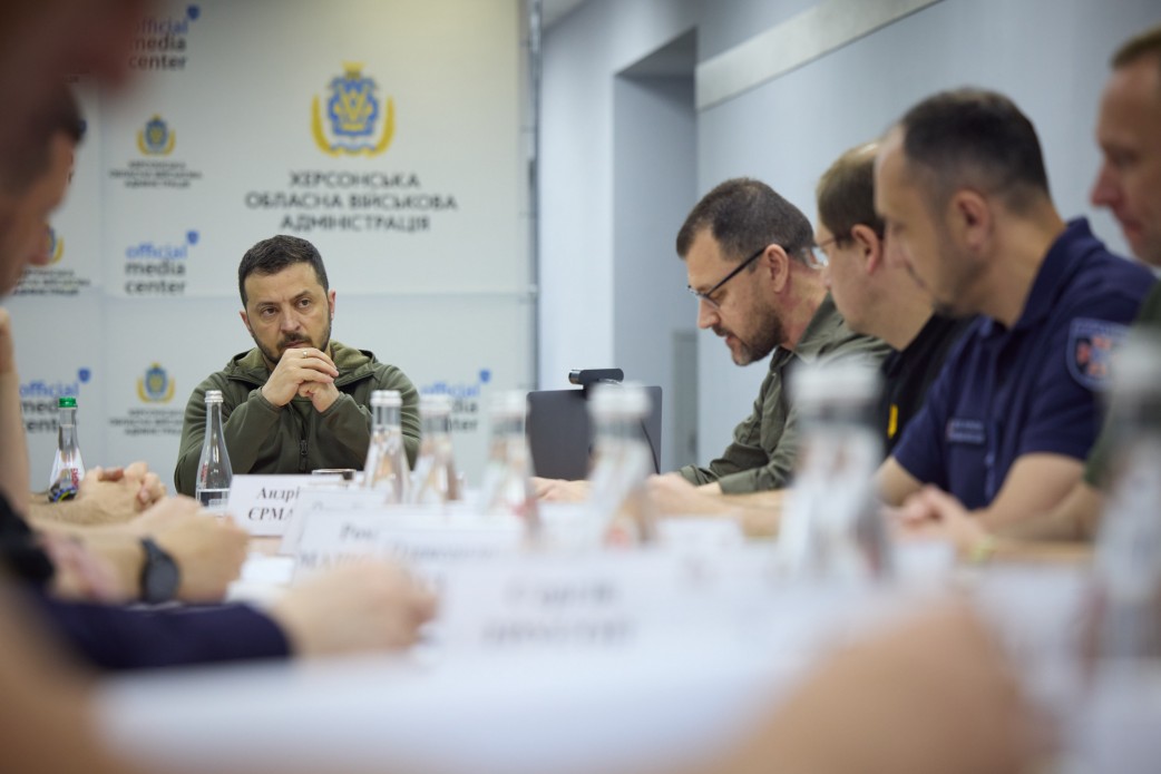 У Херсоні Президент провів нараду щодо ліквідації наслідків підриву греблі Каховської ГЕС У Херсоні Президент провів нараду щодо ліквідації наслідків підриву греблі Каховської ГЕС