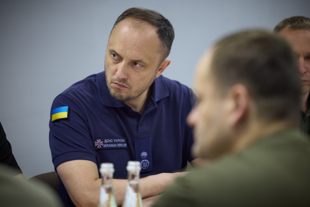 У Херсоні Президент провів нараду щодо ліквідації наслідків підриву греблі Каховської ГЕС У Херсоні Президент провів нараду щодо ліквідації наслідків підриву греблі Каховської ГЕС