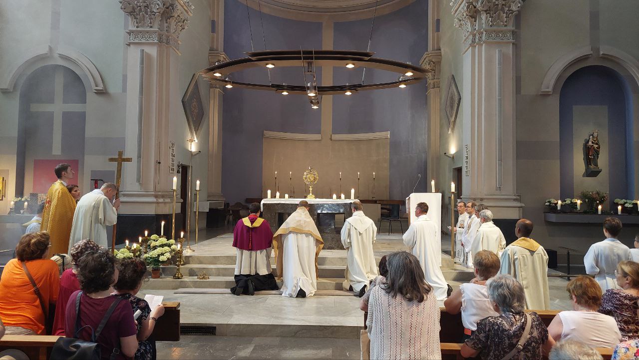 Українська громада у&nbsp;Швейцарії взяла участь у&nbsp;першій за&nbsp;століття процесії зі&nbsp;Святими Тайнами