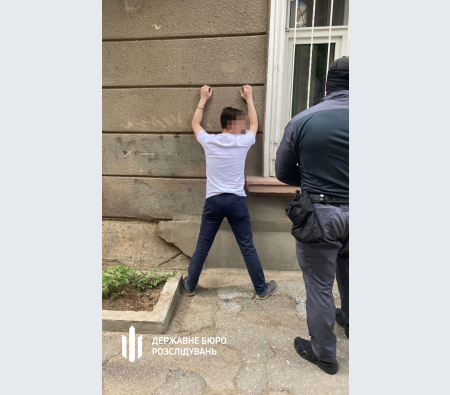 В Одесі ДБР затримало інспектора Держпраці, який наживався на неоформлених працівниках місцевого ресторану В Одесі ДБР затримало інспектора Держпраці, який наживався на неоформлених працівниках місцевого ресторану