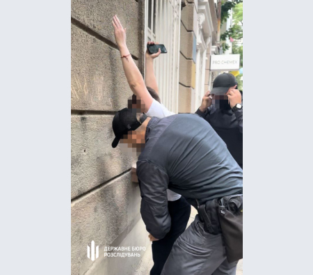 В Одесі ДБР затримало інспектора Держпраці, який наживався на неоформлених працівниках місцевого ресторану В Одесі ДБР затримало інспектора Держпраці, який наживався на неоформлених працівниках місцевого ресторану