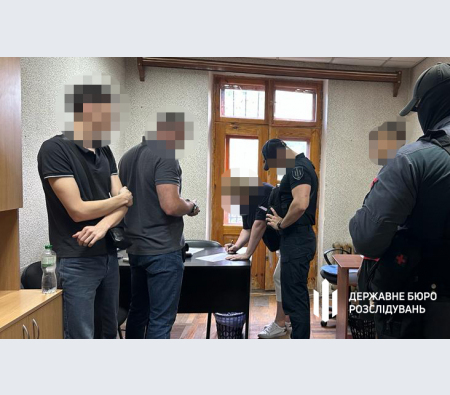 В Одесі ДБР затримало інспектора Держпраці, який наживався на неоформлених працівниках місцевого ресторану В Одесі ДБР затримало інспектора Держпраці, який наживався на неоформлених працівниках місцевого ресторану
