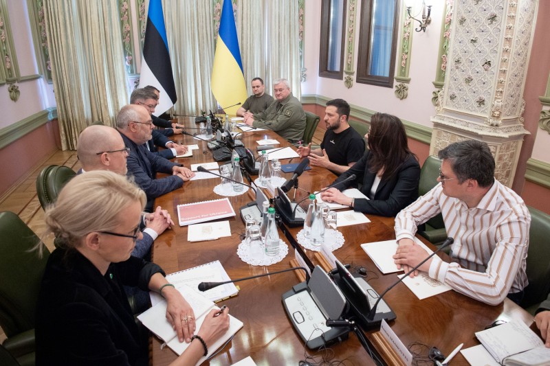 Володимир Зеленський за результатами переговорів з Аларом Карісом у Києві: Можемо разом підготувати більше потужних кроків на фронті Володимир Зеленський за результатами переговорів з Аларом Карісом у Києві: Можемо разом підготувати більше потужних кроків на фронті