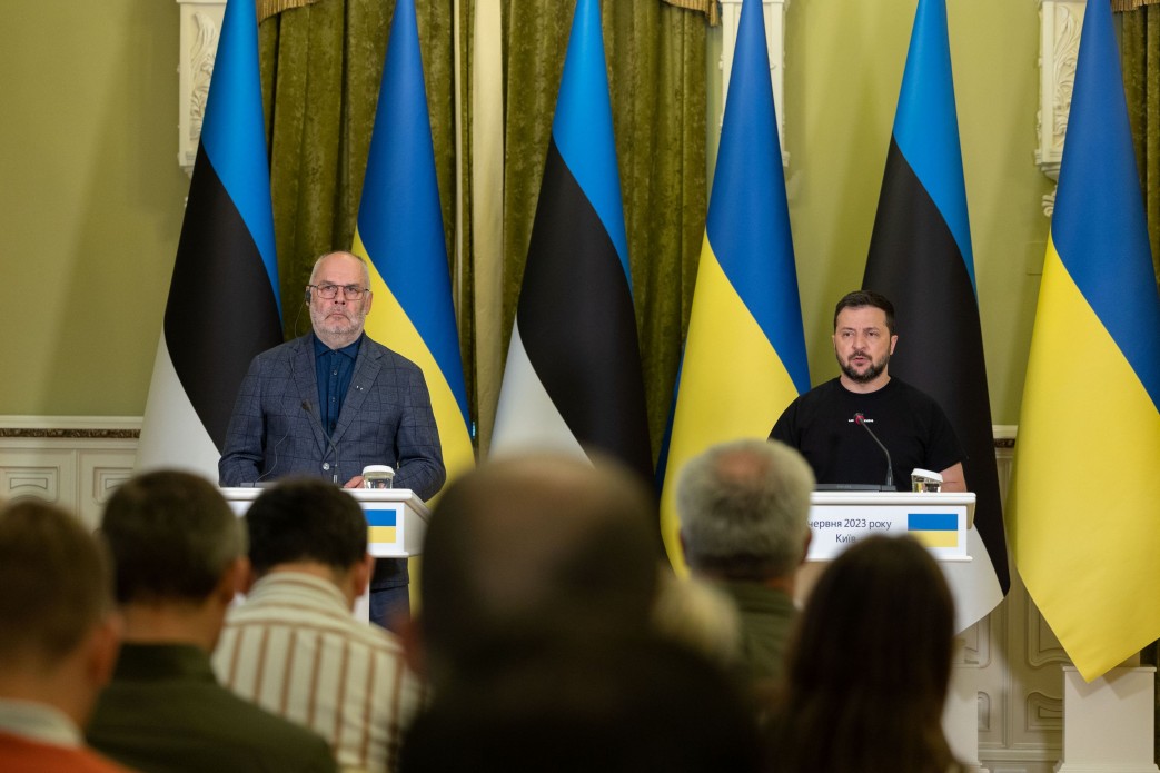 Володимир Зеленський за результатами переговорів з Аларом Карісом у Києві: Можемо разом підготувати більше потужних кроків на фронті Володимир Зеленський за результатами переговорів з Аларом Карісом у Києві: Можемо разом підготувати більше потужних кроків на фронті