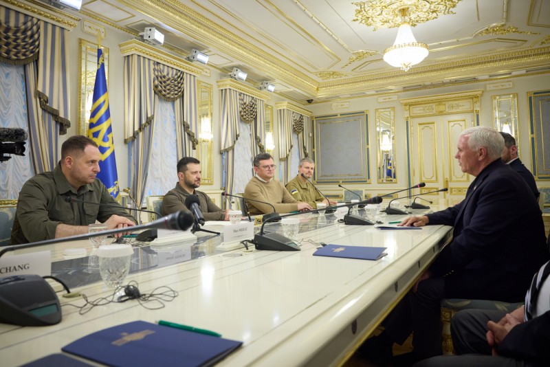 Володимир Зеленський зустрівся із 48-м віце-президентом США Майком Пенсом Володимир Зеленський зустрівся із 48-м віце-президентом США Майком Пенсом