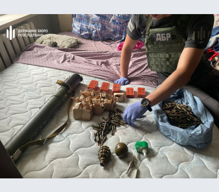 За матеріалами ДБР судитимуть експравоохоронця з Торецька, який сховав у себе вдома боєприпаси для окупантів За матеріалами ДБР судитимуть експравоохоронця з Торецька, який сховав у себе вдома боєприпаси для окупантів