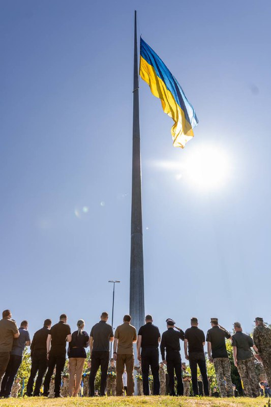 Ми були, є і будемо! Ми – незламний народ незламної держави.
В День Української Державності на Замковій... Ми були, є і будемо! Ми – незламний народ незламної держави.
В День Української Державності на Замковій...