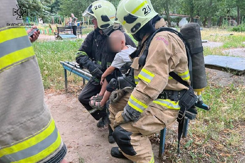 Дніпропетровщина: під час пожежі в квартирі вогнеборці врятували дитину Дніпропетровщина: під час пожежі в квартирі вогнеборці врятували дитину