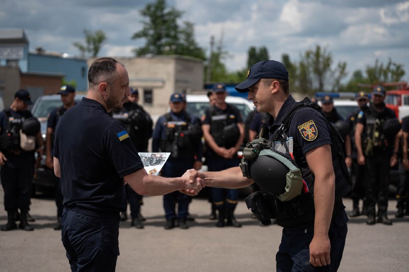 Голова ДСНС України Сергій Крук зустрівся із піротехніками у м. Ізюм, що на Харківщині, та подякував їм за віддану службу заради Перемоги держави Голова ДСНС України Сергій Крук зустрівся із піротехніками у м. Ізюм, що на Харківщині, та подякував їм за віддану службу заради Перемоги держави
