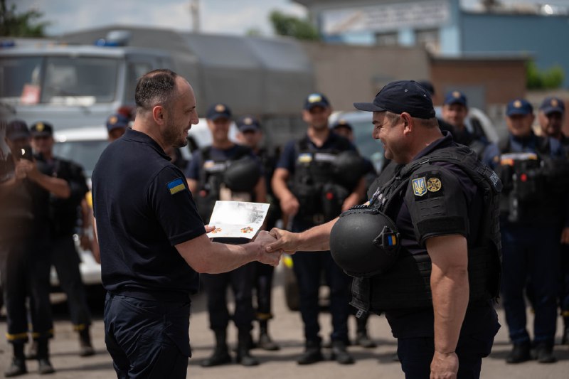 Голова ДСНС України Сергій Крук зустрівся із піротехніками у м. Ізюм, що на Харківщині, та подякував їм за віддану службу заради Перемоги держави Голова ДСНС України Сергій Крук зустрівся із піротехніками у м. Ізюм, що на Харківщині, та подякував їм за віддану службу заради Перемоги держави