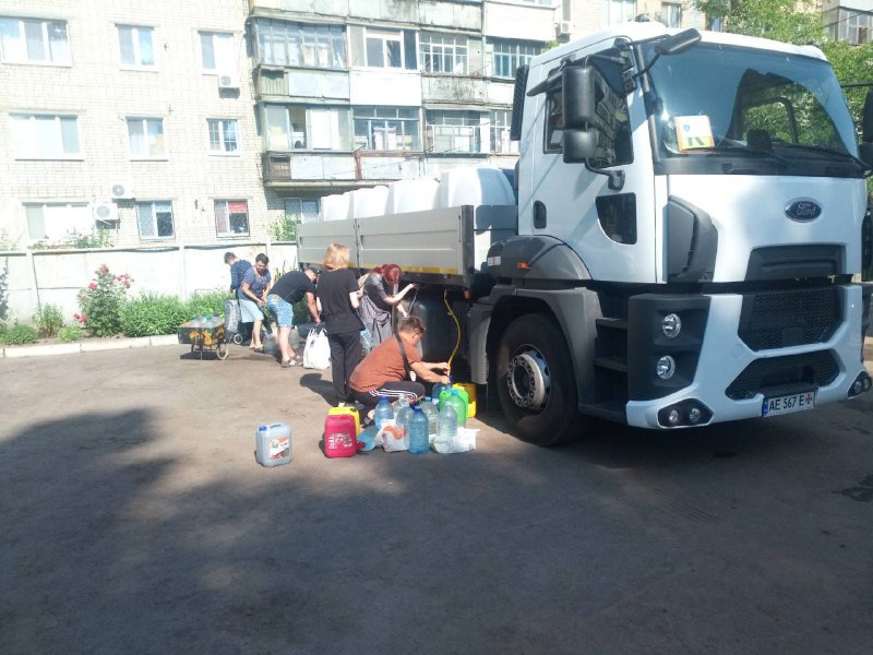Дніпропетровщина: рятувальники продовжують здійснювати підвіз води для населення м Дніпропетровщина: рятувальники продовжують здійснювати підвіз води для населення м