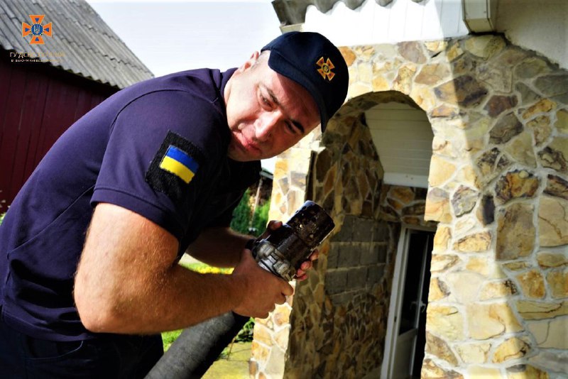 На Прикарпатті рятувальники продовжують надавати допомогу населенню у районах області, де сталися підтоплення ⤵️ На Прикарпатті рятувальники продовжують надавати допомогу населенню у районах області, де сталися підтоплення ⤵️