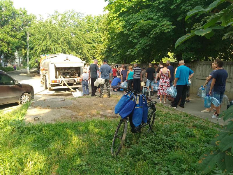 Дніпропетровщина: рятувальники продовжують здійснювати підвіз води для населення м Дніпропетровщина: рятувальники продовжують здійснювати підвіз води для населення м