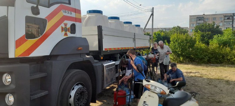 Дніпропетровщина: рятувальники продовжують здійснювати підвіз води для населення м Дніпропетровщина: рятувальники продовжують здійснювати підвіз води для населення м