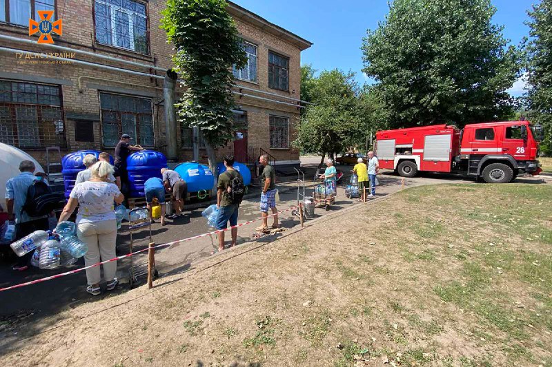 Дніпропетровщина: внаслідок підриву Каховської ГЕС без централізованого водопостачання в області лишилися... Дніпропетровщина: внаслідок підриву Каховської ГЕС без централізованого водопостачання в області лишилися...