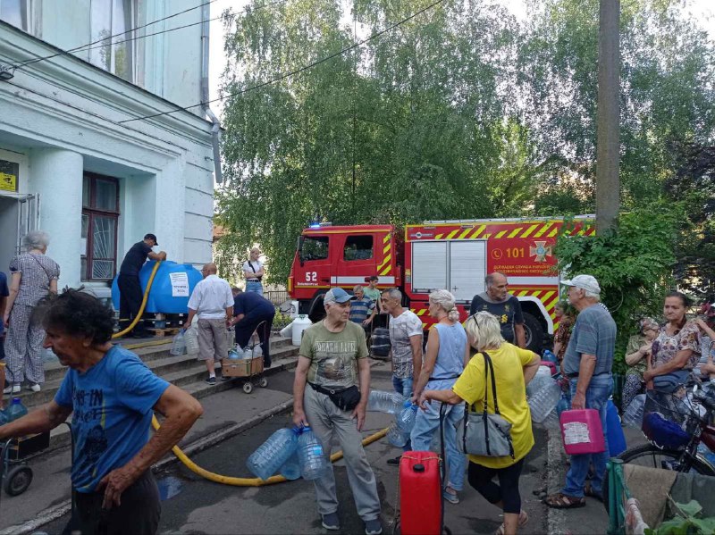 Дніпропетровщина: рятувальники продовжують здійснювати підвіз води для населення м Дніпропетровщина: рятувальники продовжують здійснювати підвіз води для населення м
