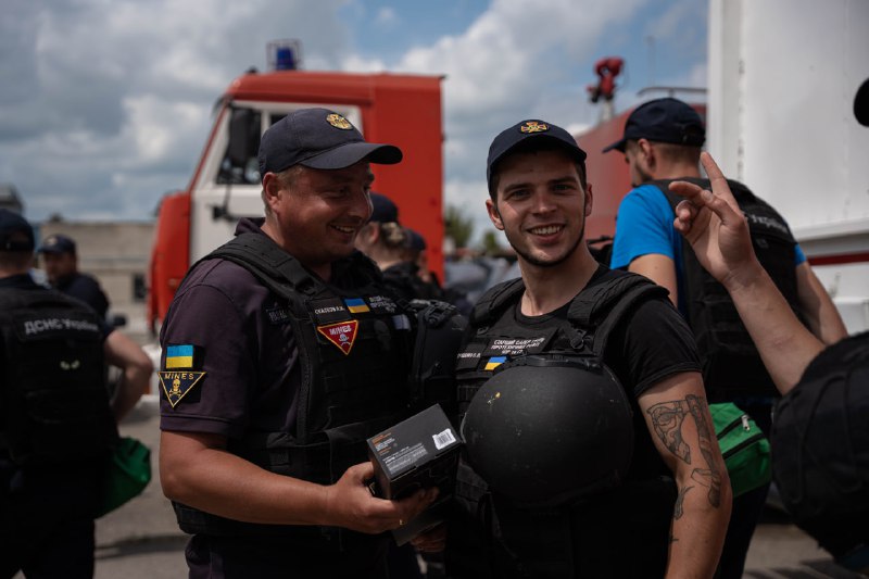 Голова ДСНС України Сергій Крук зустрівся із піротехніками у м. Ізюм, що на Харківщині, та подякував їм за віддану службу заради Перемоги держави Голова ДСНС України Сергій Крук зустрівся із піротехніками у м. Ізюм, що на Харківщині, та подякував їм за віддану службу заради Перемоги держави