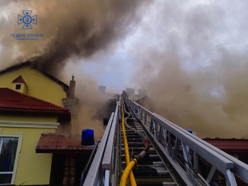 UPD: О 21:45 пожежу ліквідовано.
Львівщина: О 21:10 пожежу у готелі в м. Трускавець локалізовано в складі 10 ланок газодимозахисної служби. UPD: О 21:45 пожежу ліквідовано.
Львівщина: О 21:10 пожежу у готелі в м. Трускавець локалізовано в складі 10 ланок газодимозахисної служби.