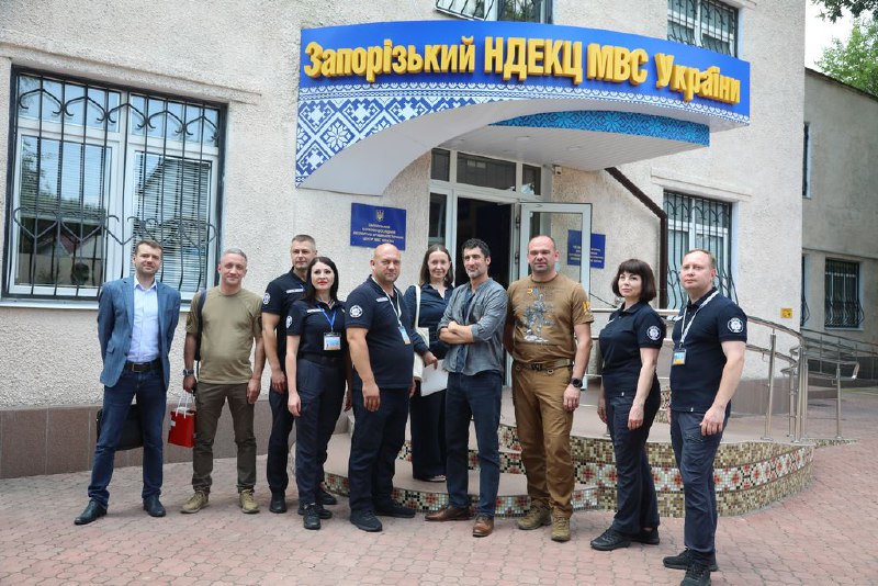 В Запорізькому науково-дослідному експертно-криміналістичному центрі МВС України разом з радником Посольства Швейцарії в Україні В Запорізькому науково-дослідному експертно-криміналістичному центрі МВС України разом з радником Посольства Швейцарії в Україні