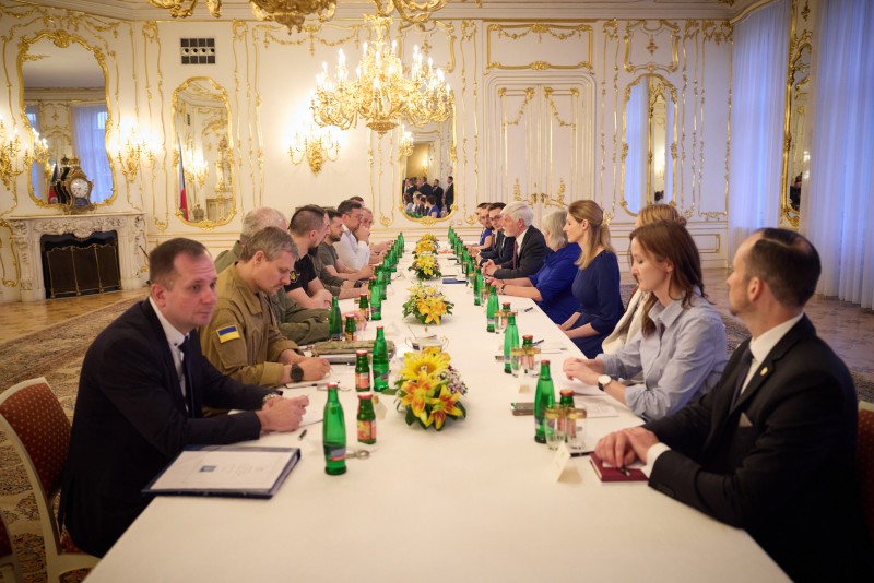 Чехія та її народ своєю підтримкою України реально допомагають наближати перемогу – Володимир Зеленський після зустрічі з Президентом Петром Павелом Чехія та її народ своєю підтримкою України реально допомагають наближати перемогу – Володимир Зеленський після зустрічі з Президентом Петром Павелом
