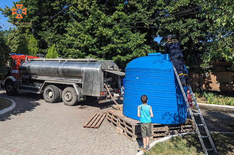 Дніпропетровщина: внаслідок підриву Каховської ГЕС без централізованого водопостачання в області лишилися... Дніпропетровщина: внаслідок підриву Каховської ГЕС без централізованого водопостачання в області лишилися...