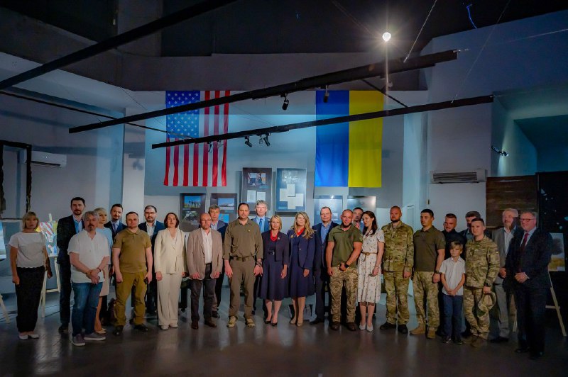 Вільний американський народ сьогодні відзначає День Незалежності своєї країни. Вільний американський народ сьогодні відзначає День Незалежності своєї країни.