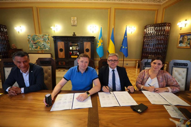 40 дітей військовослужбовців та воїнів, які загинули в боях за Україну, вирушили сьогодні зі Львівщини на дозвілля у Францію. 40 дітей військовослужбовців та воїнів, які загинули в боях за Україну, вирушили сьогодні зі Львівщини на дозвілля у Францію.