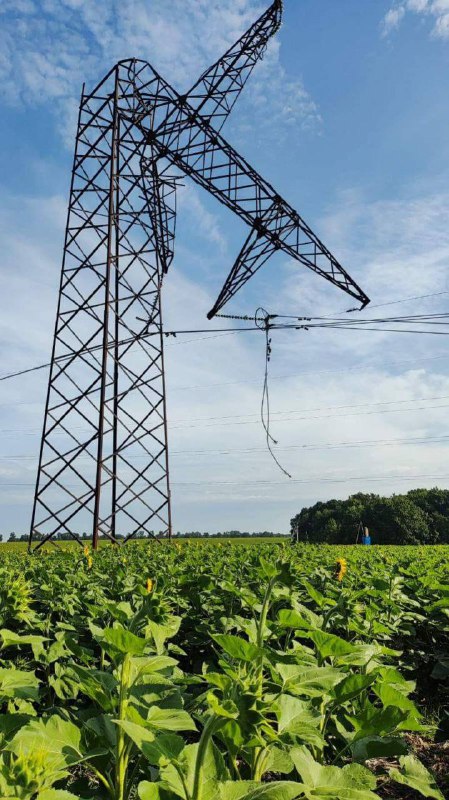 Атаки на енергетичні об'єкти в прифронтових регіонах тривають. Наслідки нещодавнього удару російських дронів – на фото Атаки на енергетичні об'єкти в прифронтових регіонах тривають. Наслідки нещодавнього удару російських дронів – на фото