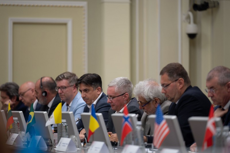 Керівник Офісу Президента обговорив реалізацію Формули миру Володимира Зеленського з представниками дипломатичних місій, акредитованих в Україні Керівник Офісу Президента обговорив реалізацію Формули миру Володимира Зеленського з представниками дипломатичних місій, акредитованих в Україні