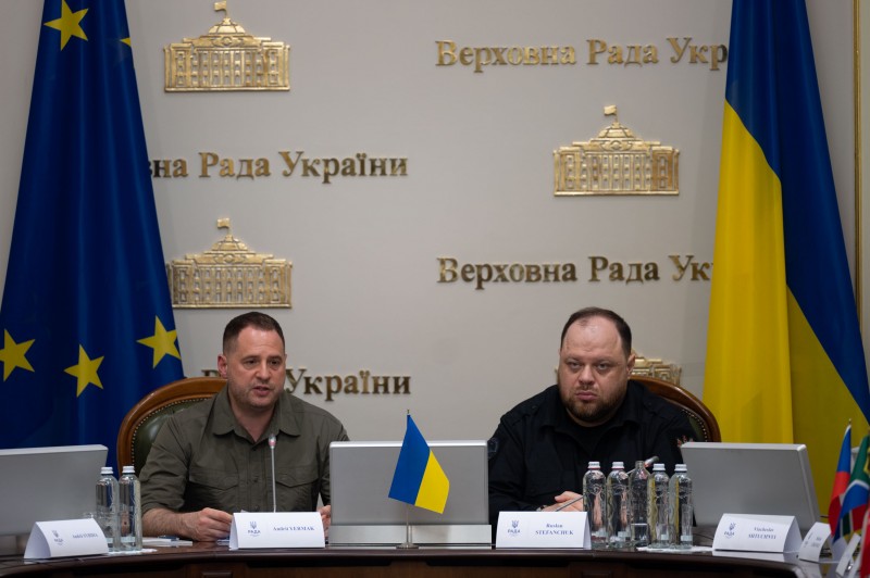 Керівник Офісу Президента обговорив реалізацію Формули миру Володимира Зеленського з представниками дипломатичних місій, акредитованих в Україні Керівник Офісу Президента обговорив реалізацію Формули миру Володимира Зеленського з представниками дипломатичних місій, акредитованих в Україні